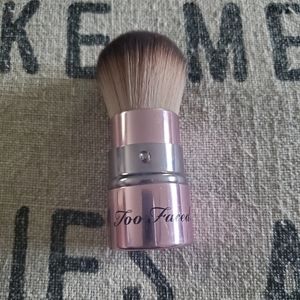 Too Faced Retractable Kabuki Brush